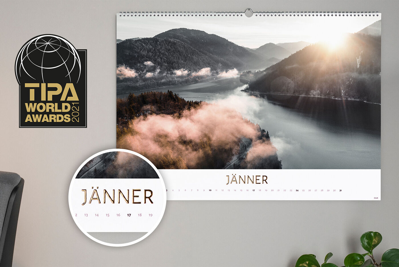 Ein wunderschöner Wandkalender zeigt eine malerische Landschaft im Januar, umgeben von Nebel und Bergen